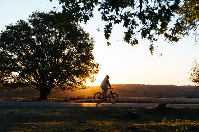 Een fietser bij zonsondergang in een mooi landschap