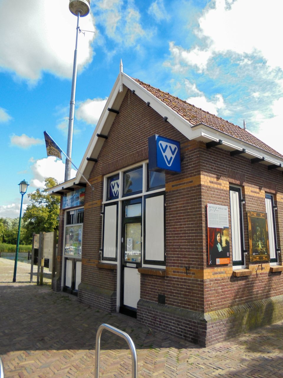 Voorkant van VVV Warmond.