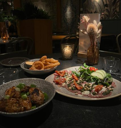 Maaltijd met inktvisringen, carpaccio en vless van de Big Green Egg