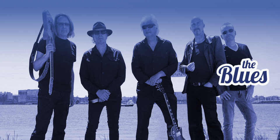 Een band van mannen met een blauwe achtergrond