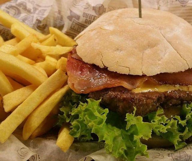 Onze burgers zijn van 100% rundvlees en worden gebakken op de plaat. Keuze uit 160 of 250 grams burgers