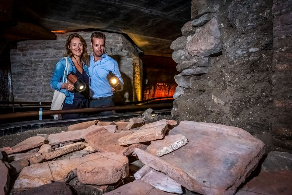 Bezoekers in museum DOMunder (Castellum Trajectum) in Utrecht