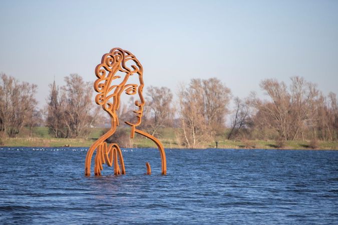 De tien meter hoge Romeinse Baadster van De Bijland bij hoog water.