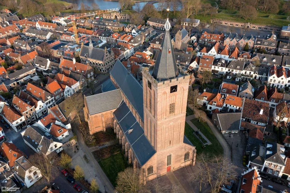 Grote Kerk Naarden omgeven door Naarden Vesting, gefotografeerd vanuit de lucht.