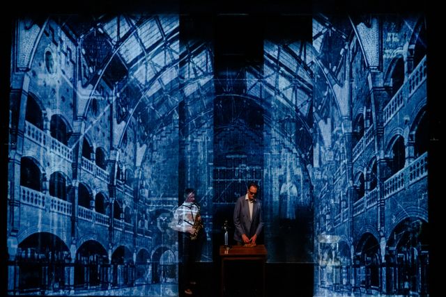 Vincent Bijlo omring door een blauwe projectie