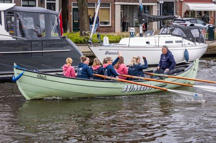 Een groep mensen in een kano