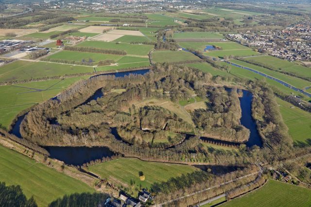 Luchtfoto van fort Rijnauwen, met veel groen.