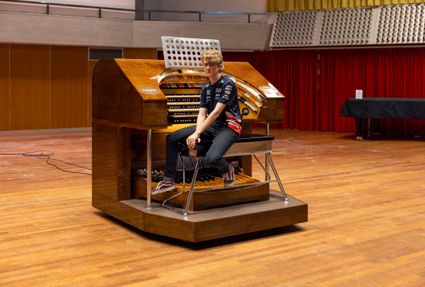 Jack Morton bij het Pierre Palla Concertorgel
