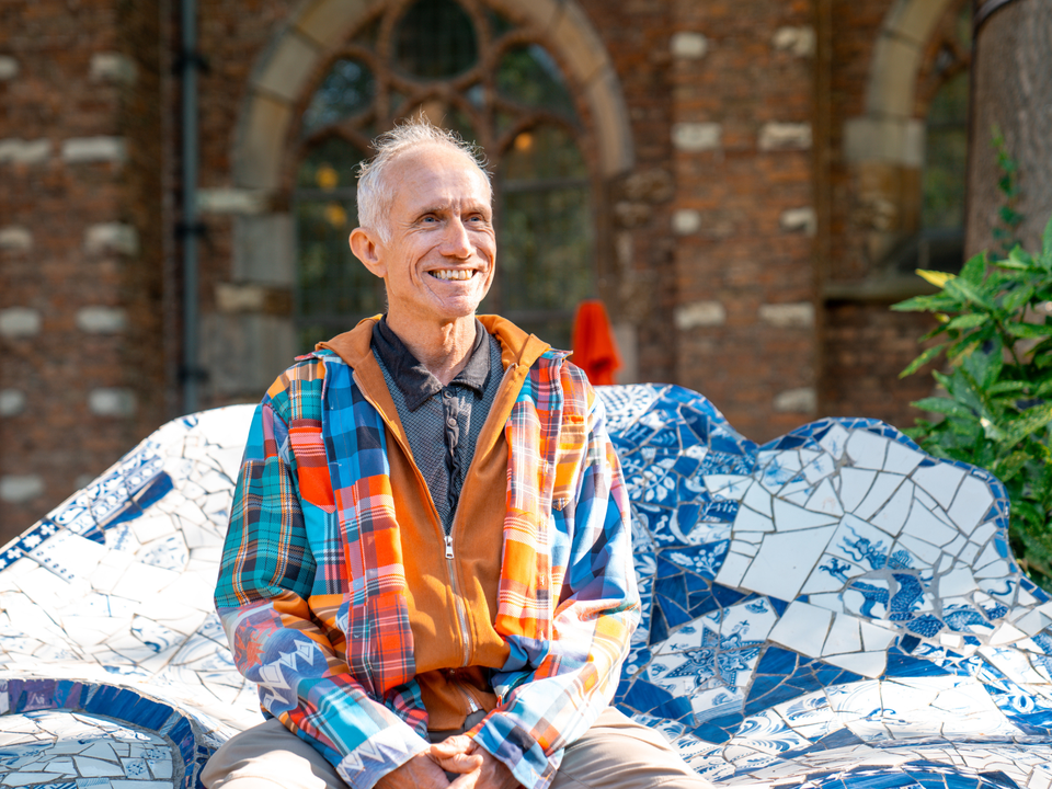 UITblinker Dick Stammes zittend op Hommage Gaudi