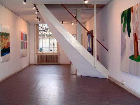 Binnen in het gebouw bij de kunst Galerie Lutz gelegen in Delft