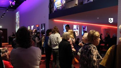 Bezoekers in de foyer van AnnexCinema in Woerden tijdens een filmvertoning of evenement, sfeervolle bioscoopbeleving.