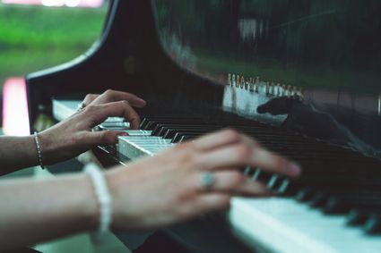 dameshanden spelen piano