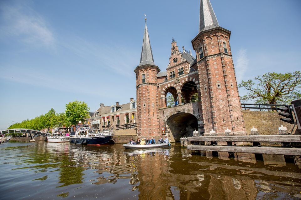 De waterpoort van Sneek is een van de historische kenmerken die de elf Friese steden zo bijzonder maken.