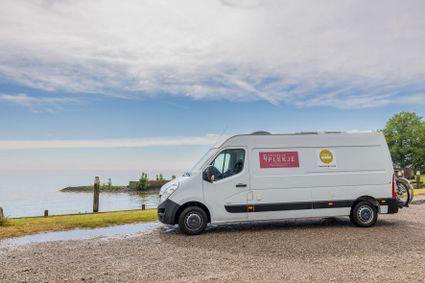 Camper voor het water van het IJsselmeer