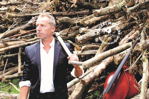 Elon Kracht met bijl in een gekapt bos