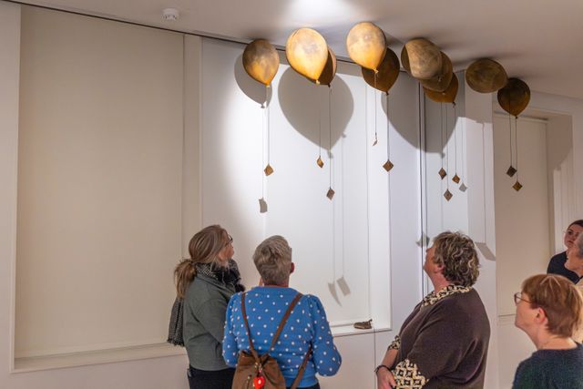 Bezoekers van Beleef- en Zorgboerderij It Klokhús in het Jopie Huisman Museum