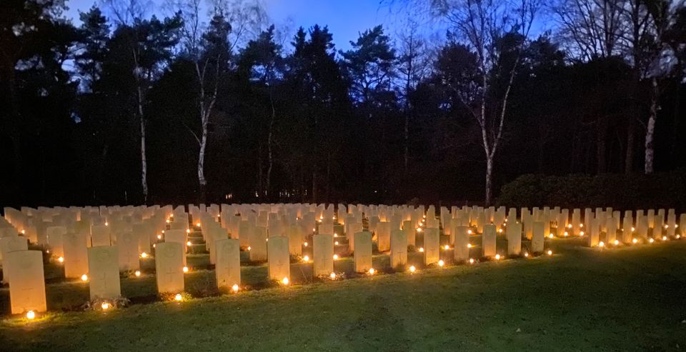 Lichtjes op Oorlogsgraven Mierlo