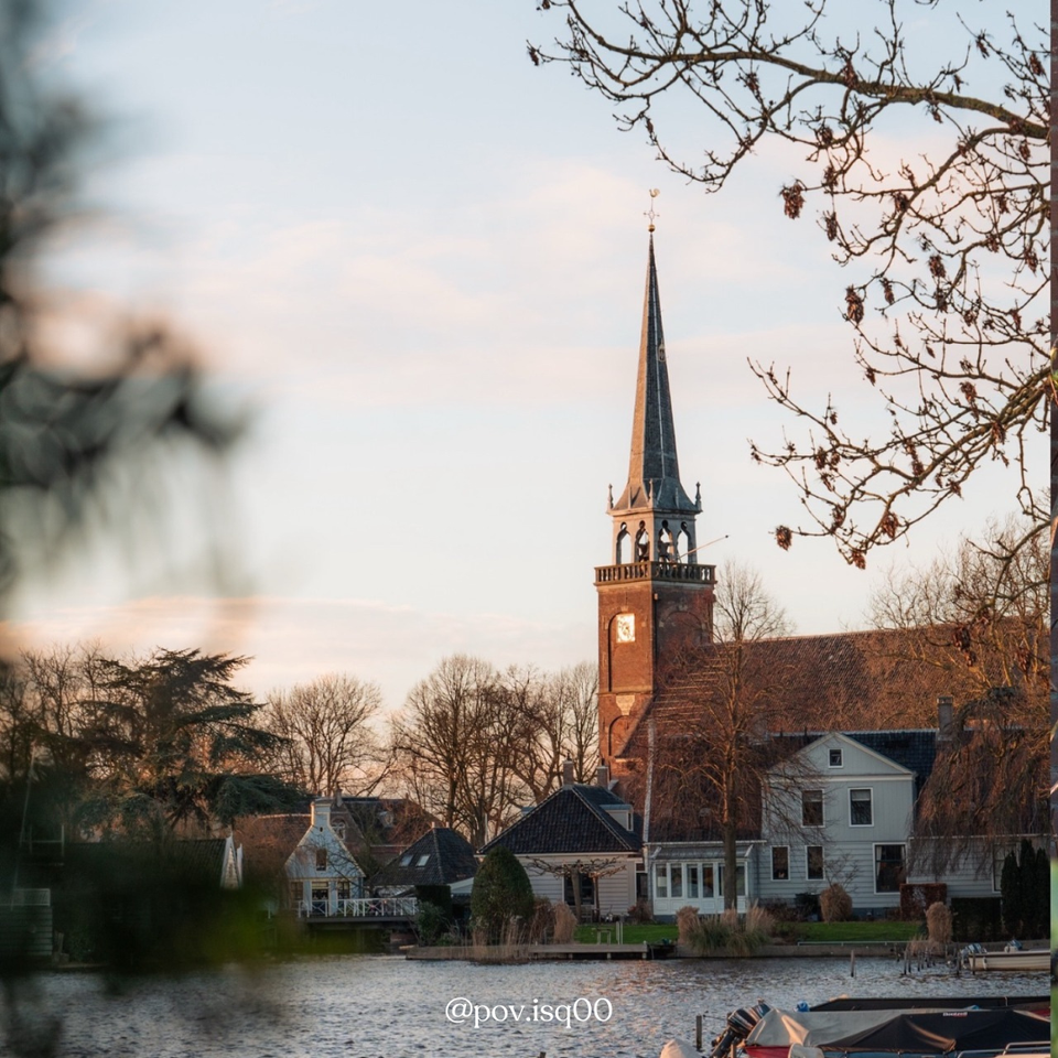 Een foto van de Broekerkerk in Broek in Waterland