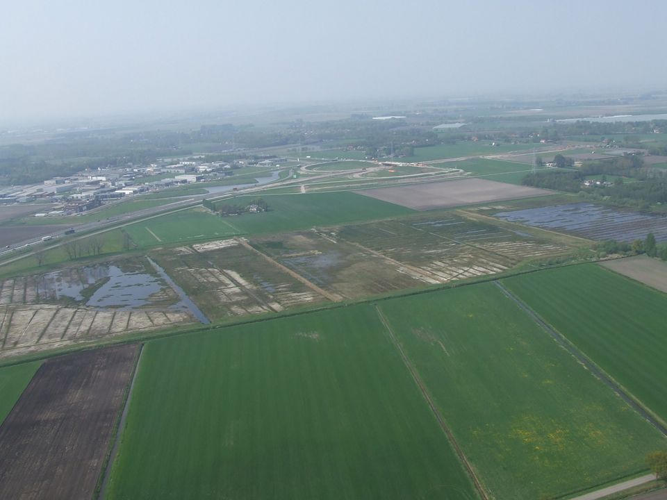 Luchtfoto akkerlanden die deels onder water staan