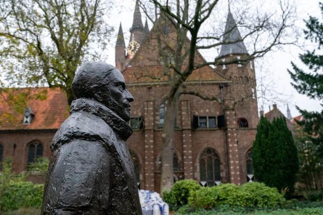 Standbeeld van Willem van Oranje in de tuin van het Prinsenhof in de herfst