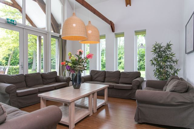 zitkamer vanaf de tv gefotografeerd van De Oosterweide