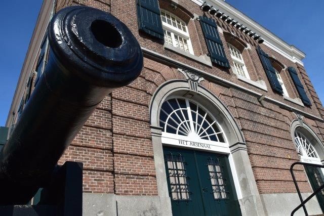 De foto toont het in 1793 gebouwde arsenaal in Willemstad met op de voorgrond een kanon.