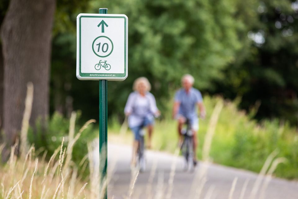 Volg de wit-groene bewegwijzering van knooppunt naar knooppunt en fiets het Brabants Kloosterpad.