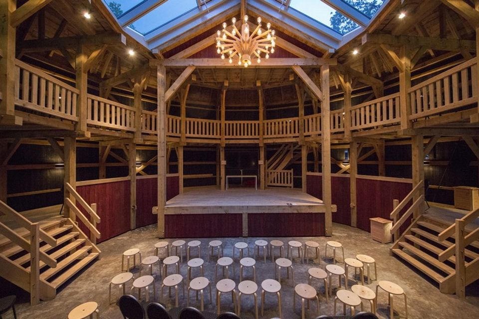 Binnenkant van het Globe Theater in Diever.