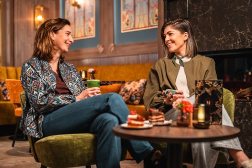 2 vrouwen genieten bij Merlijn