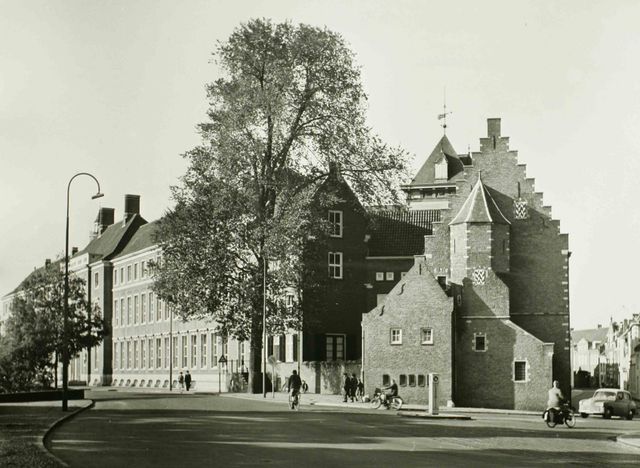 Het Refugiehuis en naastgelegen Paleis van Justitie.