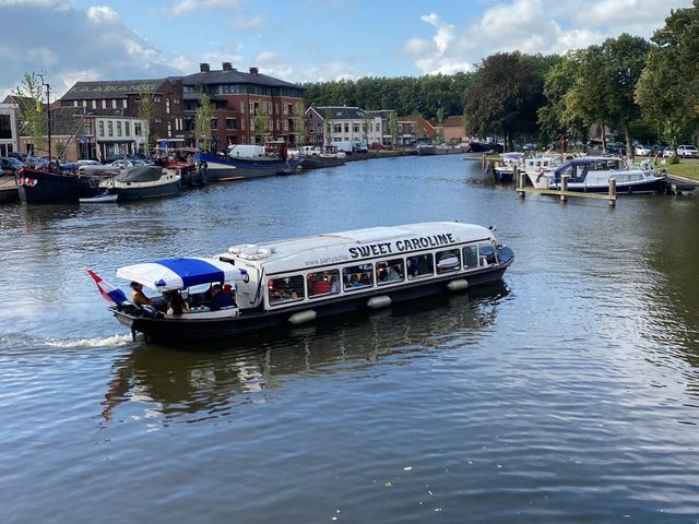 Partyschip Sweet Carolile varende op de Woerdense singel