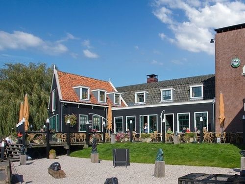 Het exterieur van restaurant en palingrokerij Smit Bokkum in Volendam.