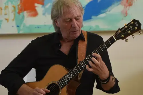 Een man op zijn gitaar