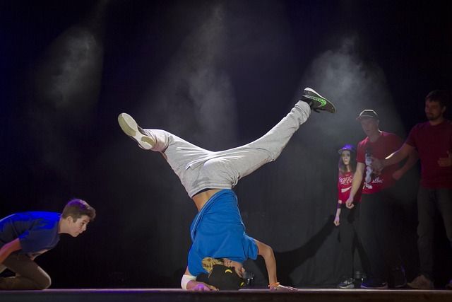 Hip-hop dansers op een podium