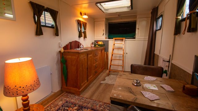 inrichting van de binnenkant met een hoog bed