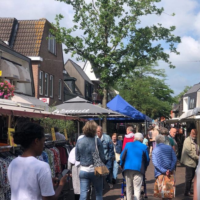 Weekmarkt in Dorpsstraat