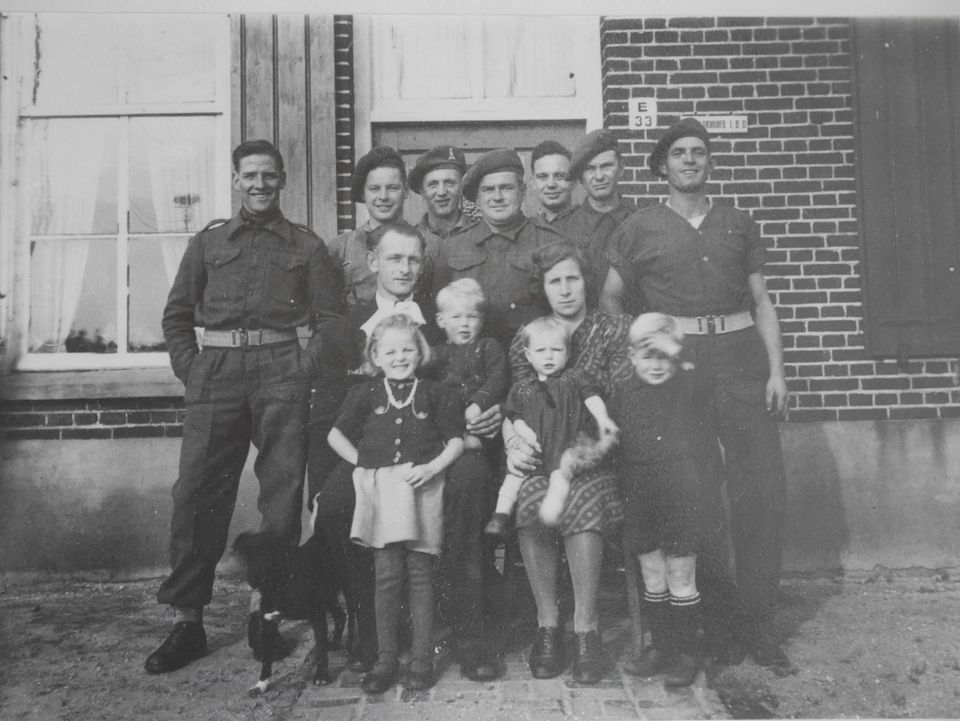 Zwart-witte groepsfoto van een gezin en soldaten