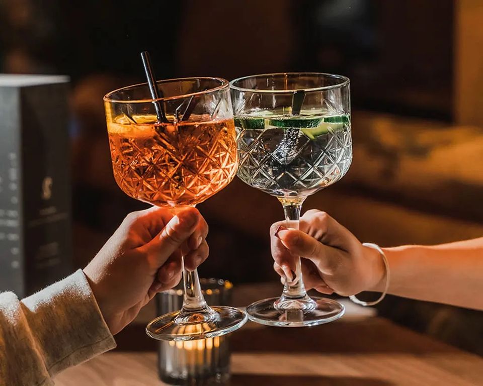 twee cocktails die proosten