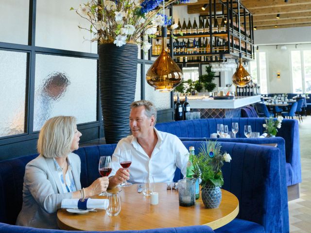 Een koppel die heerlijk aan het dineren is bij restaurant Kruydt in Delft