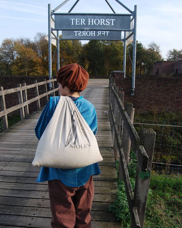 Schildknaap Jonathan loopt richting Kasteel Huys ter Horst