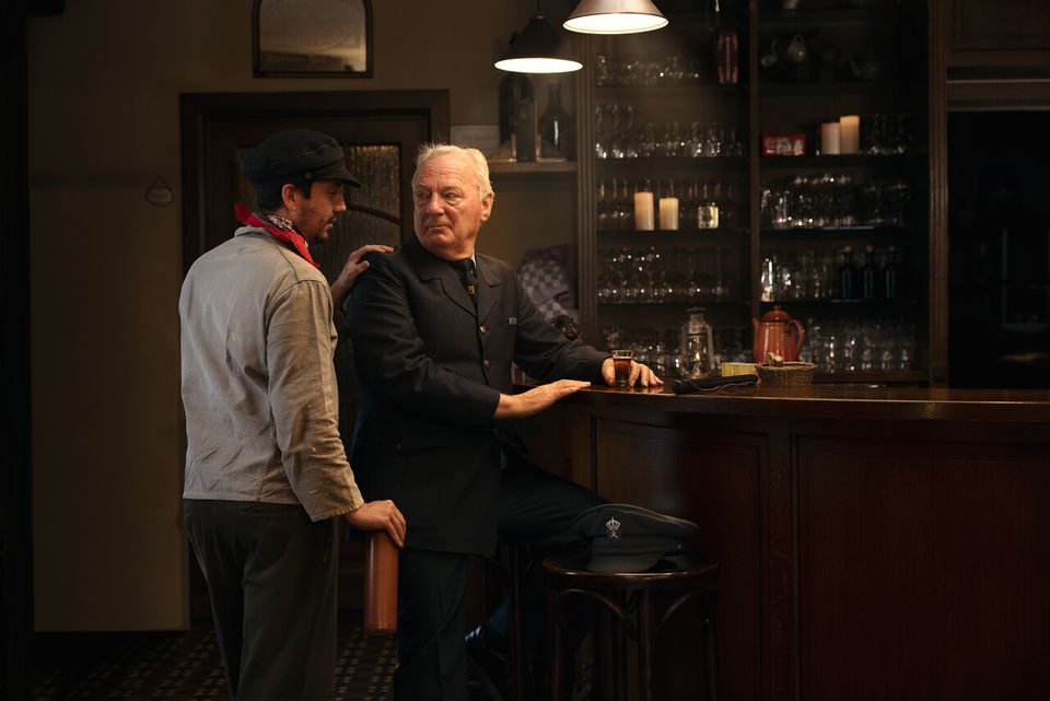 Douanier en smokkelaar aan de bar