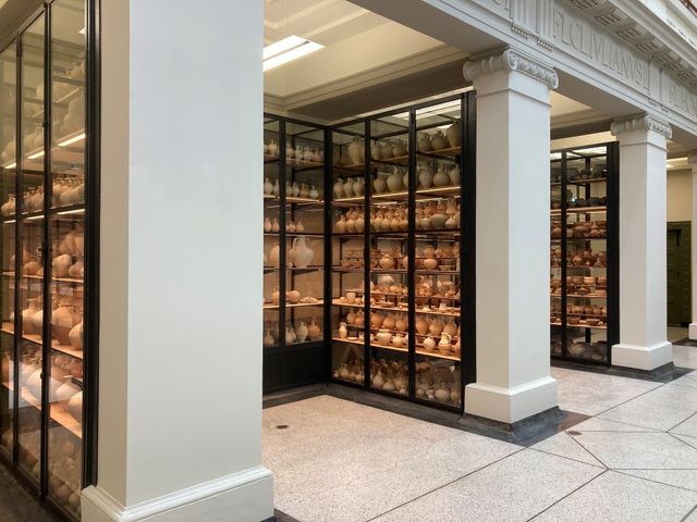 Drie rijen met vitrines vol Romeins aardewerk: kruiken, kannen, schotels, schalen