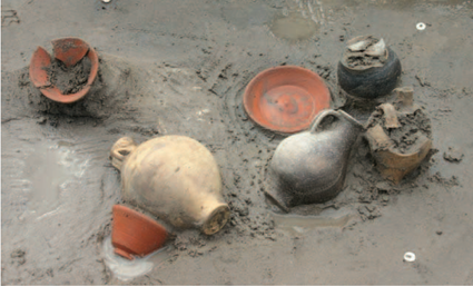 Een van de crematiegraven valt op door de vele grafgiften – mogelijk het graf van een belangrijke vrouw. Bron Feijst & Veldman 2011