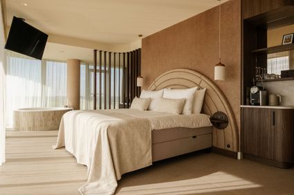 Hotel Van der Valk Woerden, Woerden, Groene Hart, luxe hotelsuite met comfortabel tweepersoonsbed, vrijstaand ligbad, koffiecorner en panoramisch uitzicht voor een ontspannen wellnessovernachting.