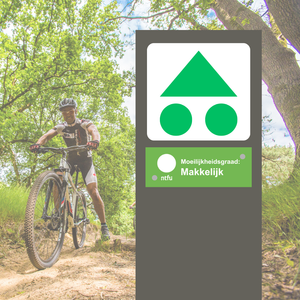 Volg de groene bewegwijzering van de driehoek met twee rondjes. De bordjes vind je op palen langs de route.