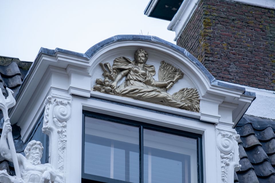 Bovenlichten van een pand in Harlingen