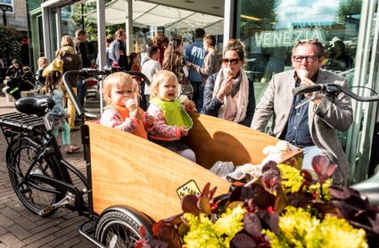 Kinderen ijsjes eten centrum Oss