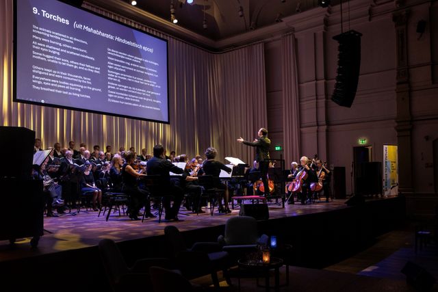 Bijgevoegde foto is gemaakt door Sara Donkers tijdens de jaarlijkse conferentie op 23 september van de Stichting Bridge to the Future waar de koren en orkest een korte impressie gaven.