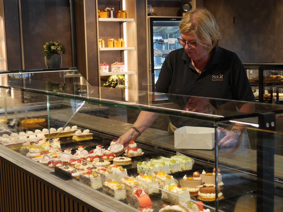Een vrouw die aan het werk is bij de banketbakkerij Sier in Volendam