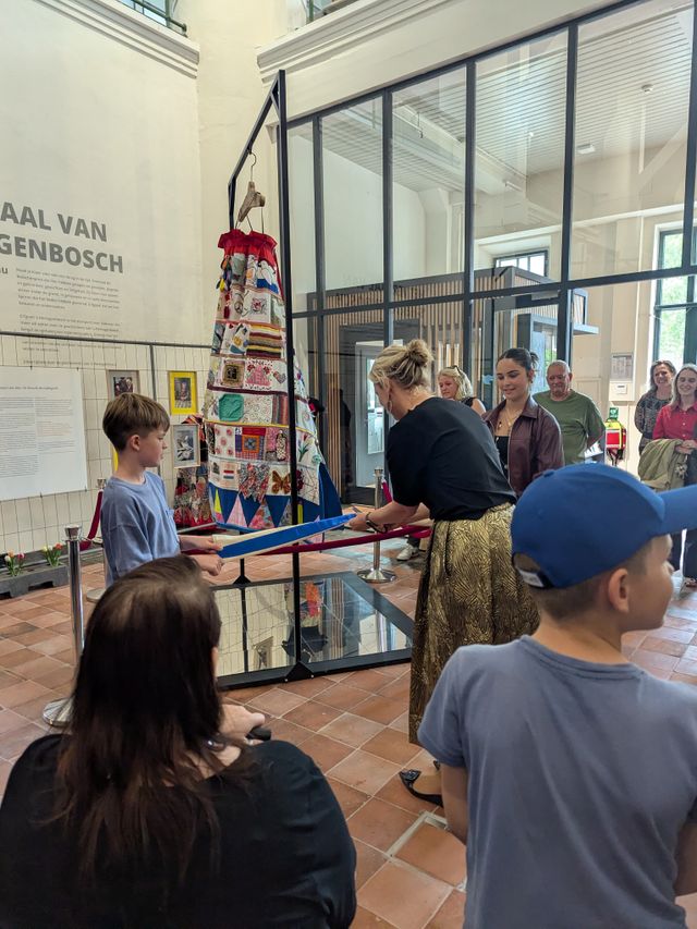 Wethouder Marianne van der Sloot opent de tentoonstelling